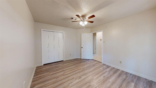 Building Photo - 916 Navarro Dr