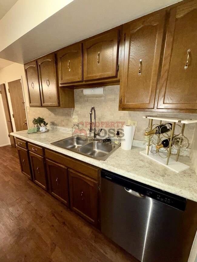 Building Photo - 1351 Pine Ct