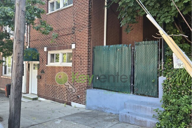 Building Photo - Rare Renovated 3BR/2BA Townhouse with Private Yard & NYC Views