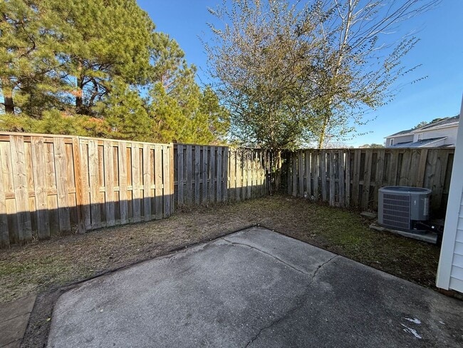 Building Photo - 2 bedroom 2 bath duplex