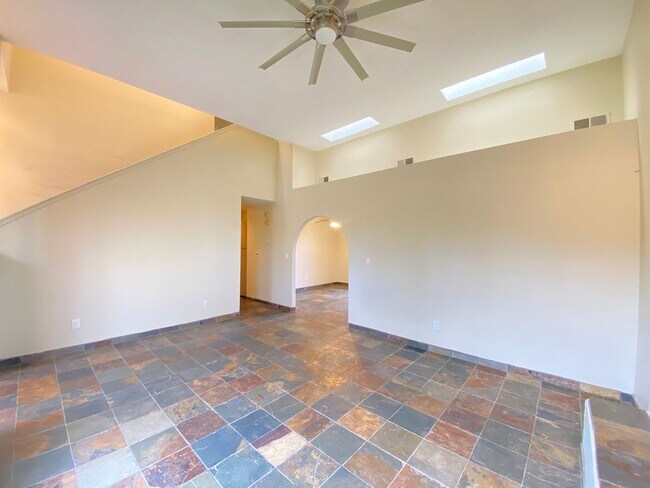 Building Photo - Spacious Home in Vista Primera