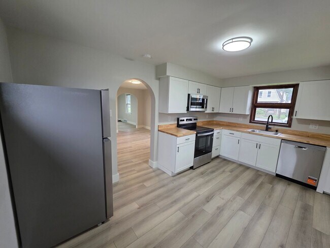 Building Photo - 2 Bed 1 Bath Single Family Home