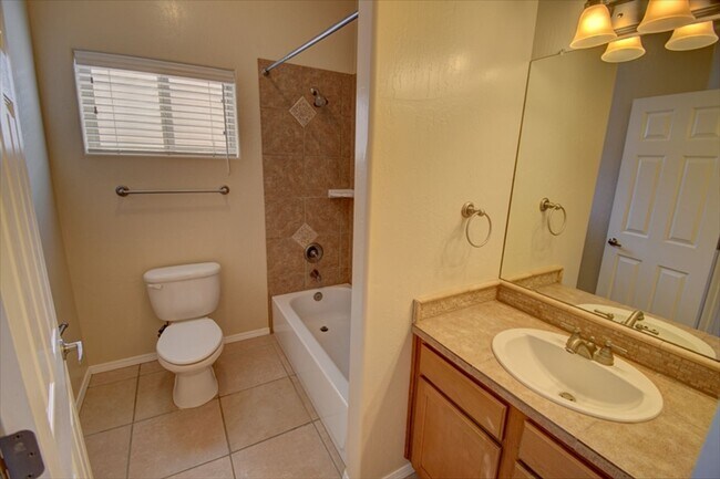 Building Photo - Beautiful NW Single Story Home --_Ready NOW!