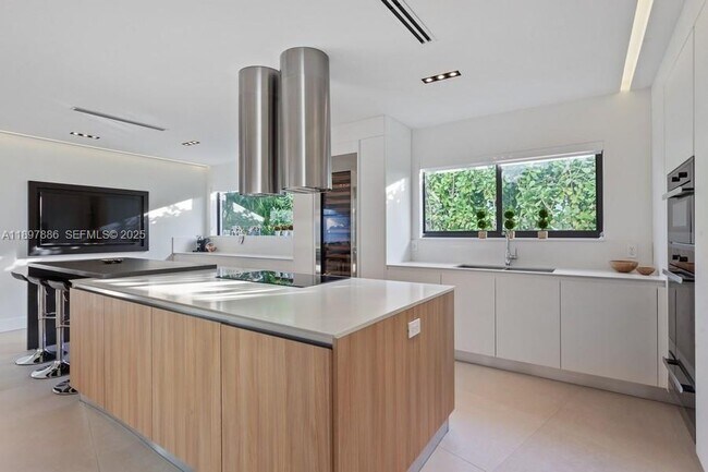 Building Photo - 7972 Biscayne Point Cir