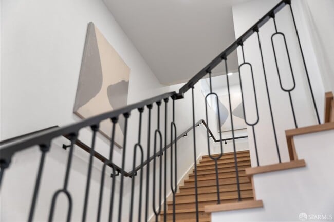Building Photo - 628 Los Palmos Dr