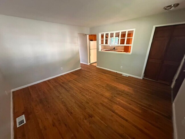 Building Photo - Awesome Eastpointe Ranch with finished basement