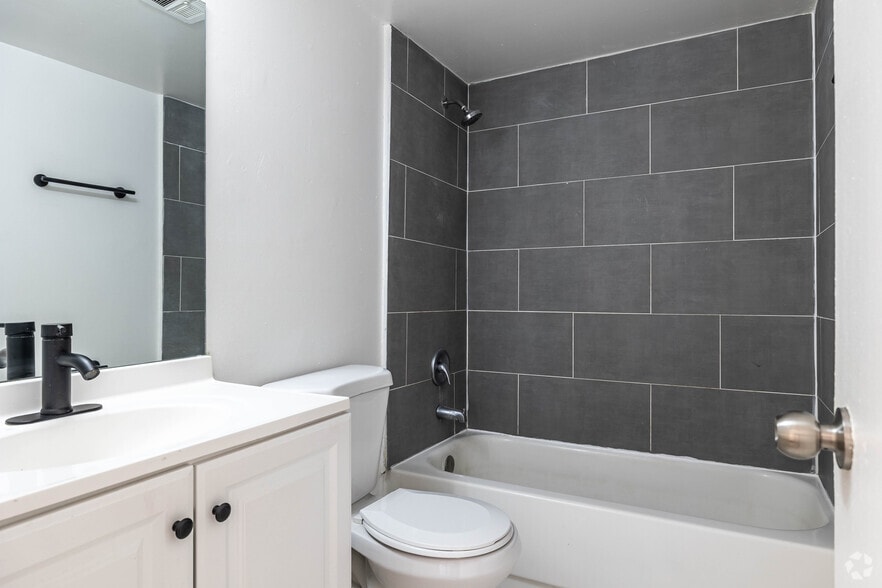 2 BR, 1 BA - 750SF - Palm Court Apartments