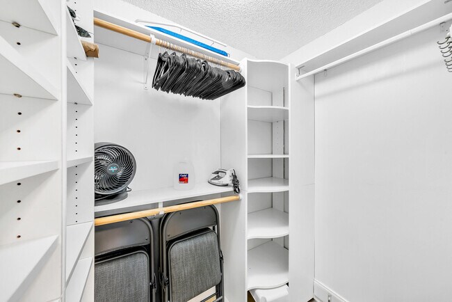 Building Photo - 9285 Vista del Lago