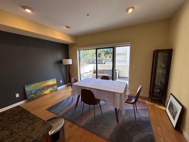 Building Photo - $1,000 OFF FIRST MONTH'S RENT!! Spacious 3 bedroom / 2.5 Bath Apartment in Emeryville, CA.
