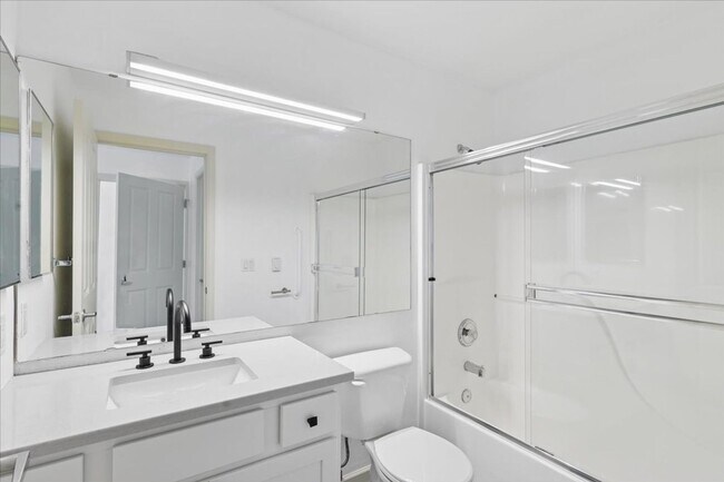 Building Photo - Prime Maple Leaf Bright 2-Bed 2-Bath Corne...