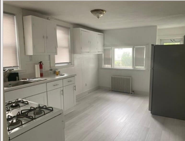 Building Photo - 19 Meacham St