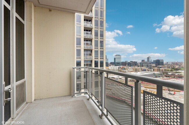 Building Photo - 720 N Larrabee St