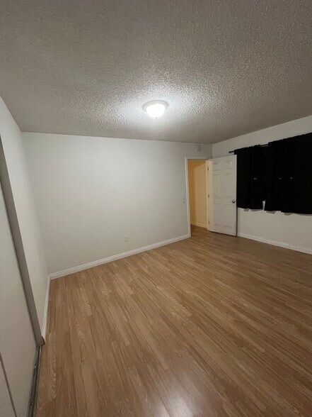 Building Photo - 814 E Erna Ave