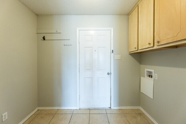 Building Photo - "Spacious 3-Bedroom Haven with 2 Full Baths – 1,592 Sq Ft with Lawn Care Included!"