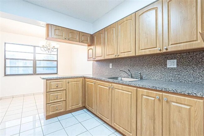 Building Photo - 1470 W 41st St