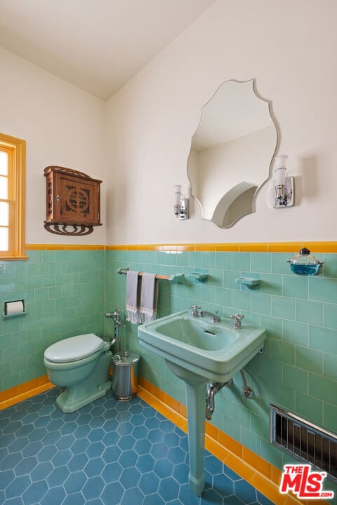 Building Photo - 10966 Strathmore Dr