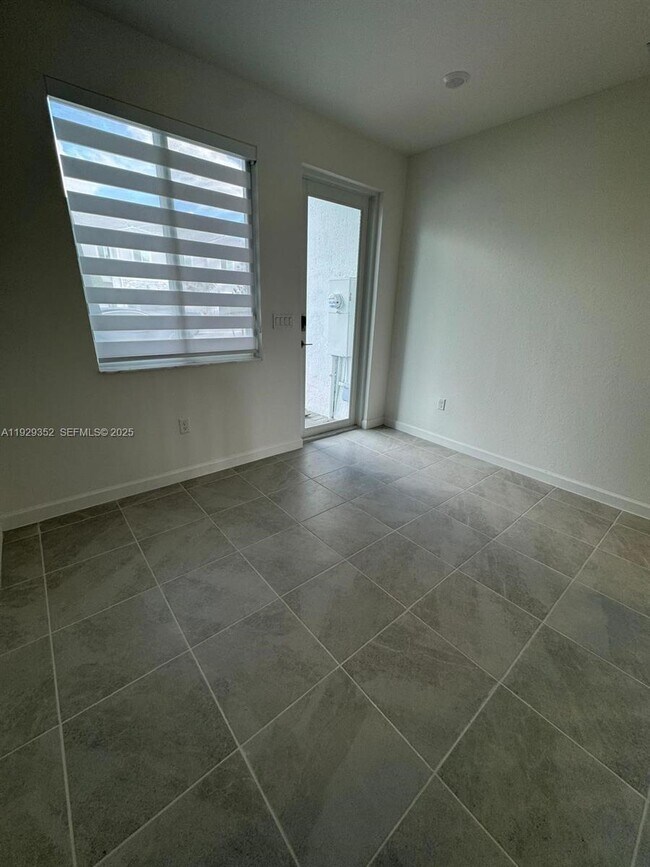 Building Photo - 724 SE 13th St Cir