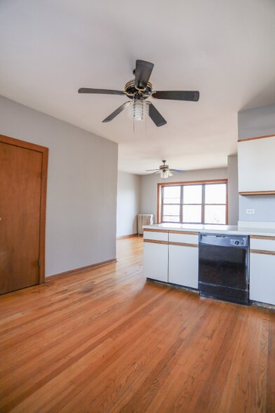 Primary Photo - 1348 W Foster Ave