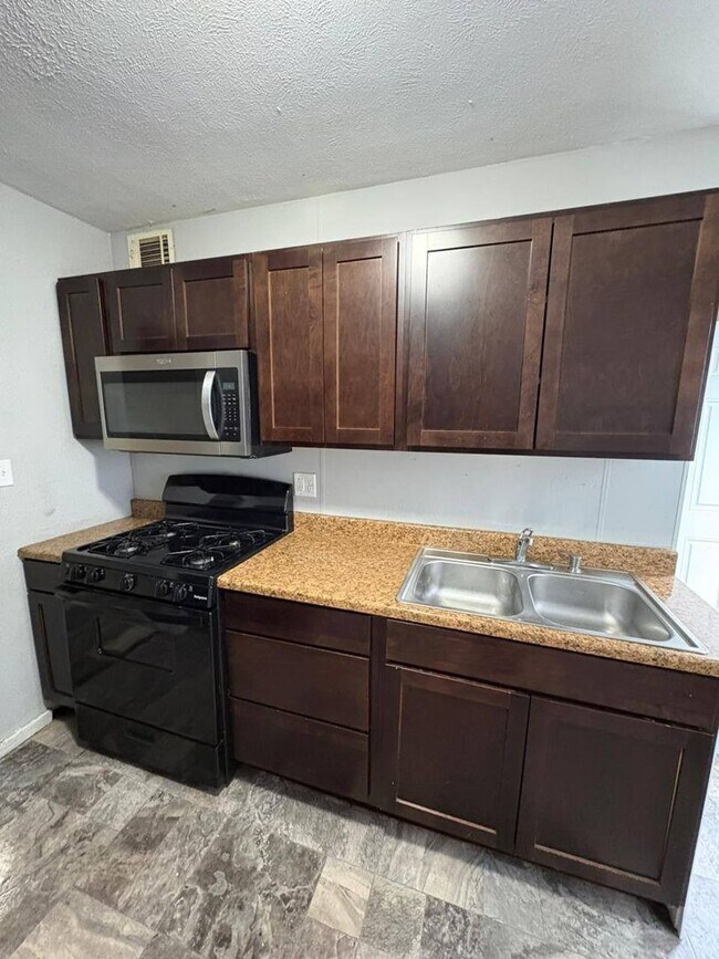 Building Photo - 2-Bedroom, 1-Bathroom Home – $1,055/Month | Accepting Section 8