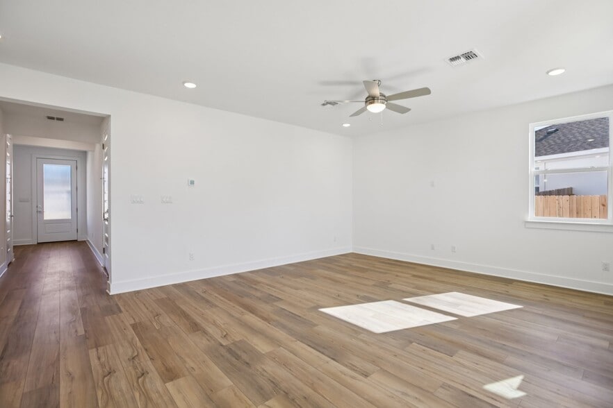 Building Photo - 1104 Yaupon Holly Dr