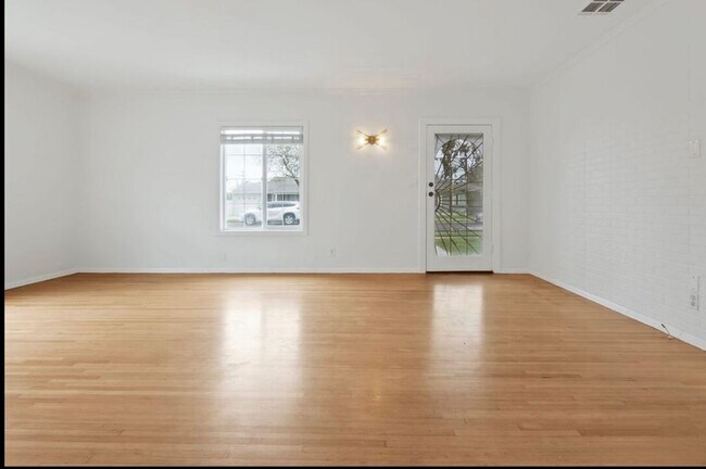Building Photo - 923 W Orange Grove Ave