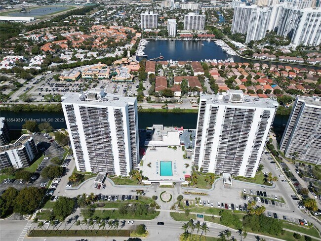 Building Photo - 3675 N Country Club Dr