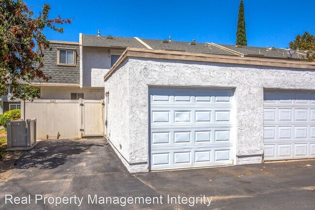 Building Photo - 3 br, 2.5 bath House - 1045 Clark St