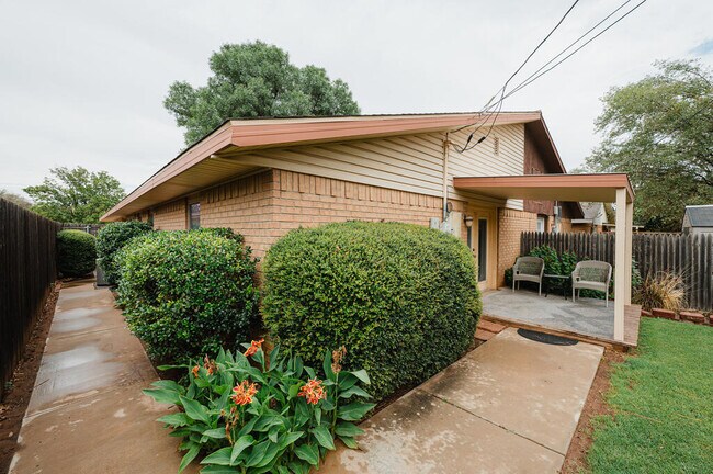 Building Photo - 6424 Amber Dr