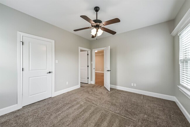 Building Photo - 1317 Chantilly Ln
