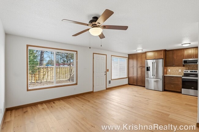 Building Photo - Modern 3 BD | 2.5 BA | 1,476 SF | 1-Car Garage | Solar Panels | Mountain View Community