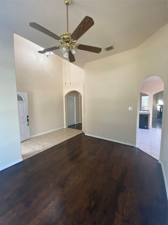 Building Photo - 9210 Hidden Lake E Dr