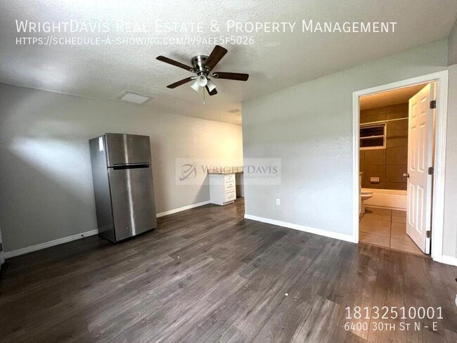 Building Photo - Charming 2/1 duplex in St Pete!