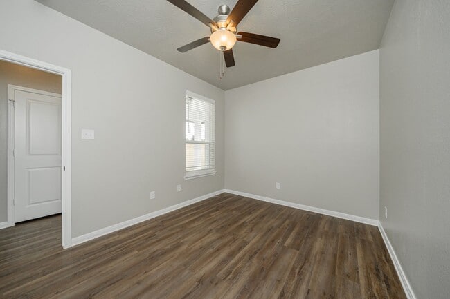 Building Photo - Bright & Cozy Townhome