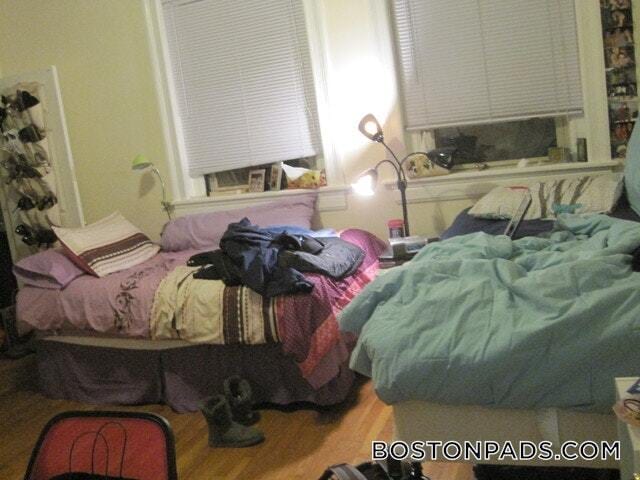 Building Photo - 879 Beacon St