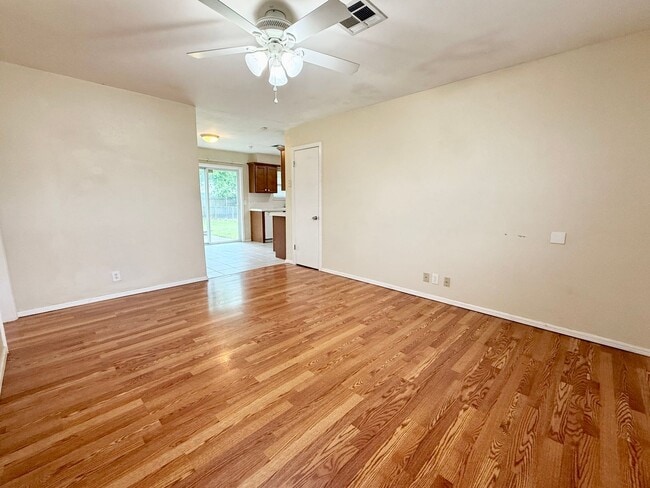 Building Photo - Cute Home w/Great Yard!