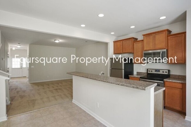 Building Photo - Townhome | Washer/ Dryer Included | Back P...