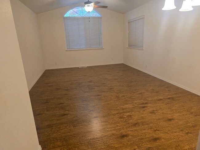 Building Photo - 3 bed 2 bath Home for Rent in Grants Pass