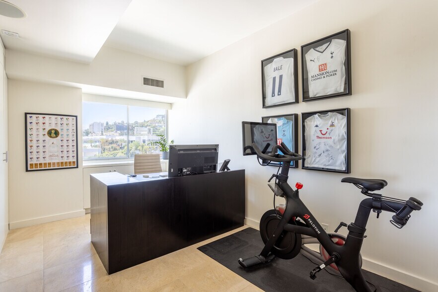 Building Photo - 1155 N La Cienega Blvd