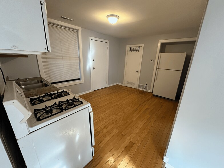 Building Photo - 2606 W Le Moyne St
