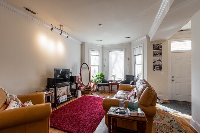 Building Photo - 1314 W Roscoe St