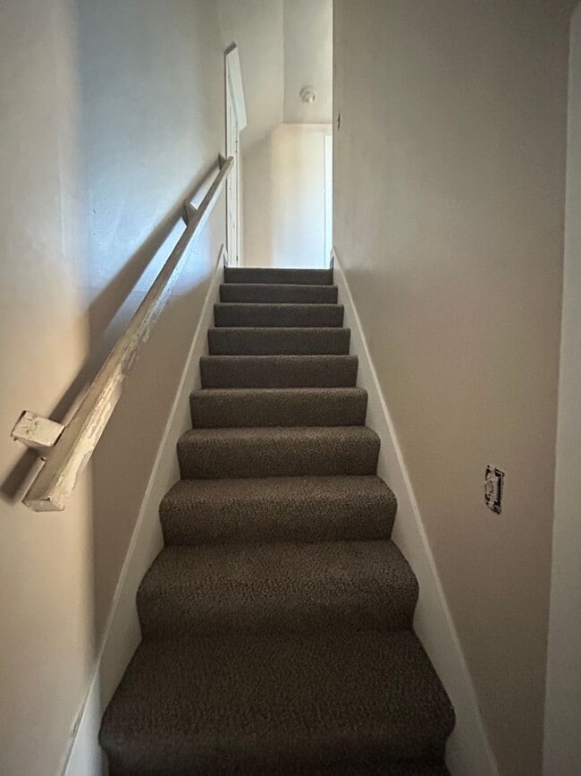 Building Photo - Beautifully renovated 3bedroom/2 bath house. 1/2 off 1st month's rent!