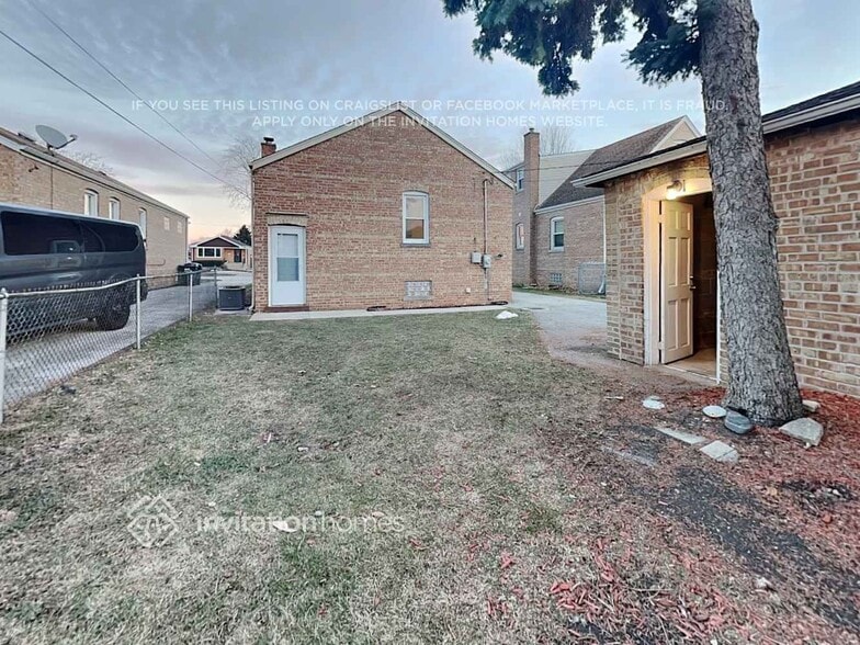 Building Photo - 9024 S Albany Ave