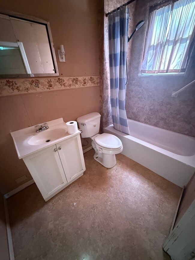 Building Photo - 2254 Lee Ave