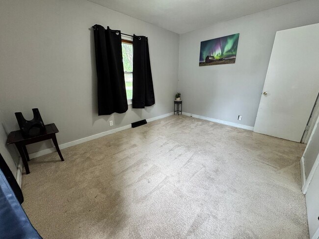 Building Photo - 3 Bed, 1 Bath Home for rent in Elk Run Heights