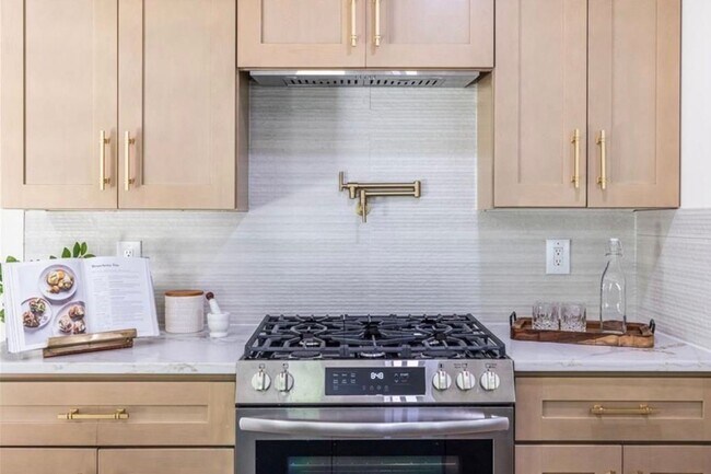 Building Photo - STUNNING RENOVATION! Modern 3BR/2BA Ranch in Sought-After Location!