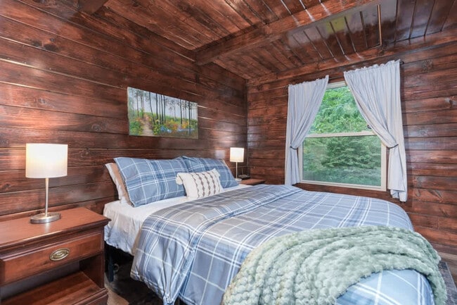 Building Photo - 15039 Pleasant Valley Rd