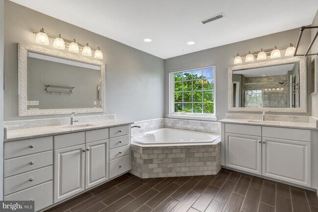 Building Photo - 6001 Alderdale Pl
