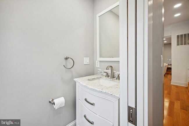 Building Photo - 522 F St NE