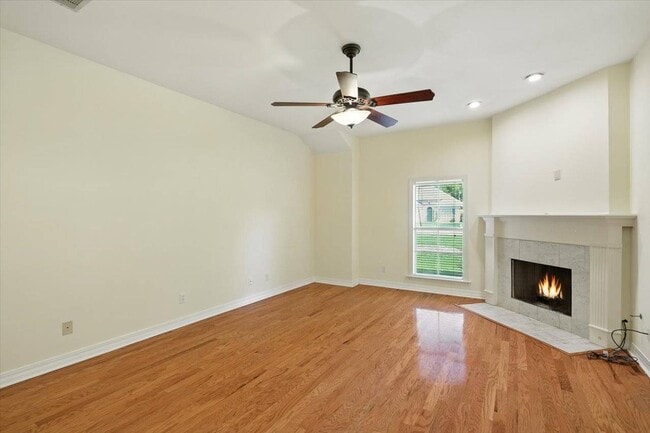 Building Photo - 213 Cambridge Dr