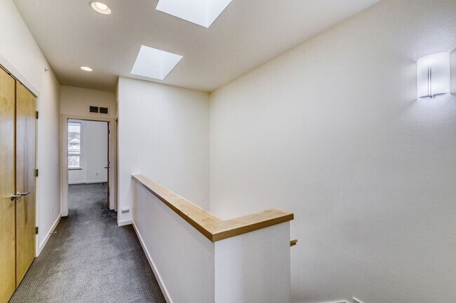 Building Photo - Bright Contemporary 3 Bedroom 2 Bath - August 1st!